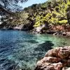 Calanque aux eaux cristallines près de Cassis, paysage rocheux idéal pour escapade kayak de mer dans les Calanques