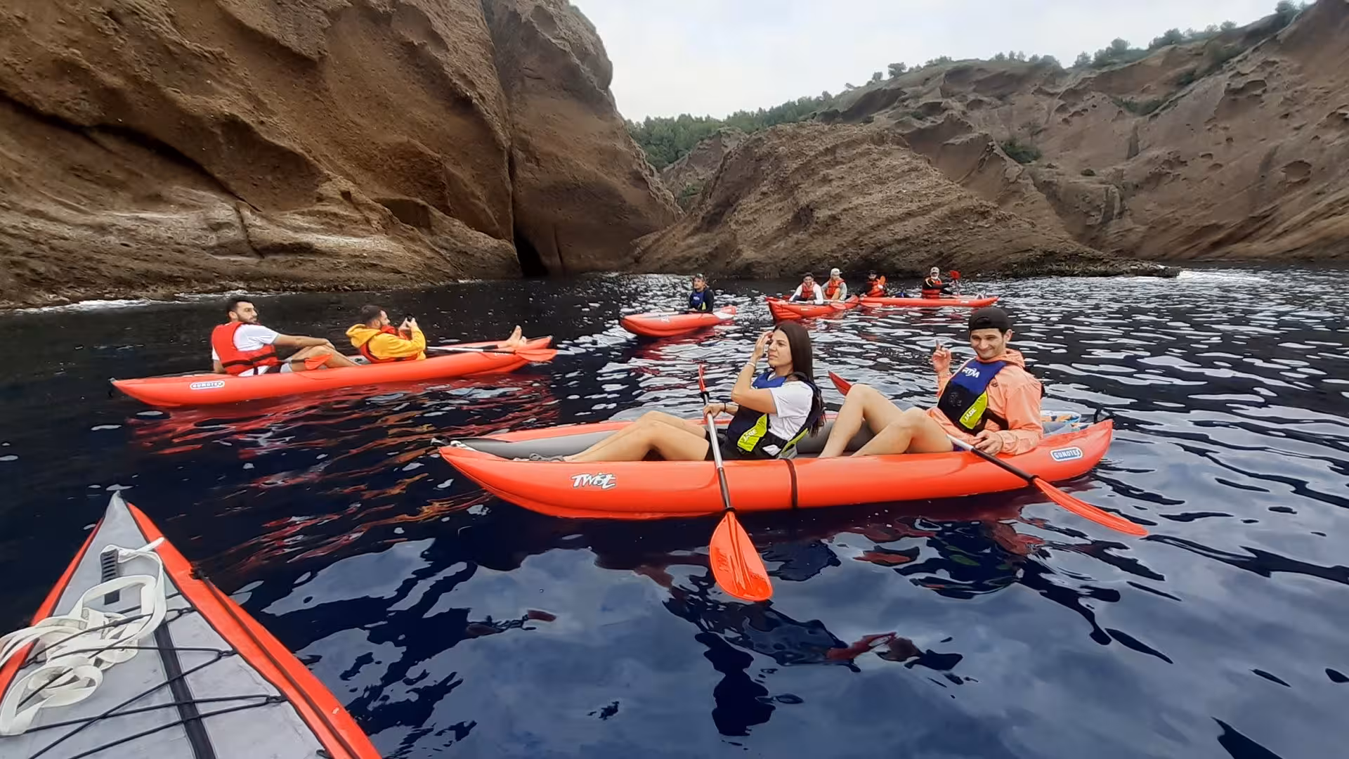 Kayaks de mer en pause dans une calanque sauvage de Cap Sicié, excursion naturaliste vers les Îles des Embiez