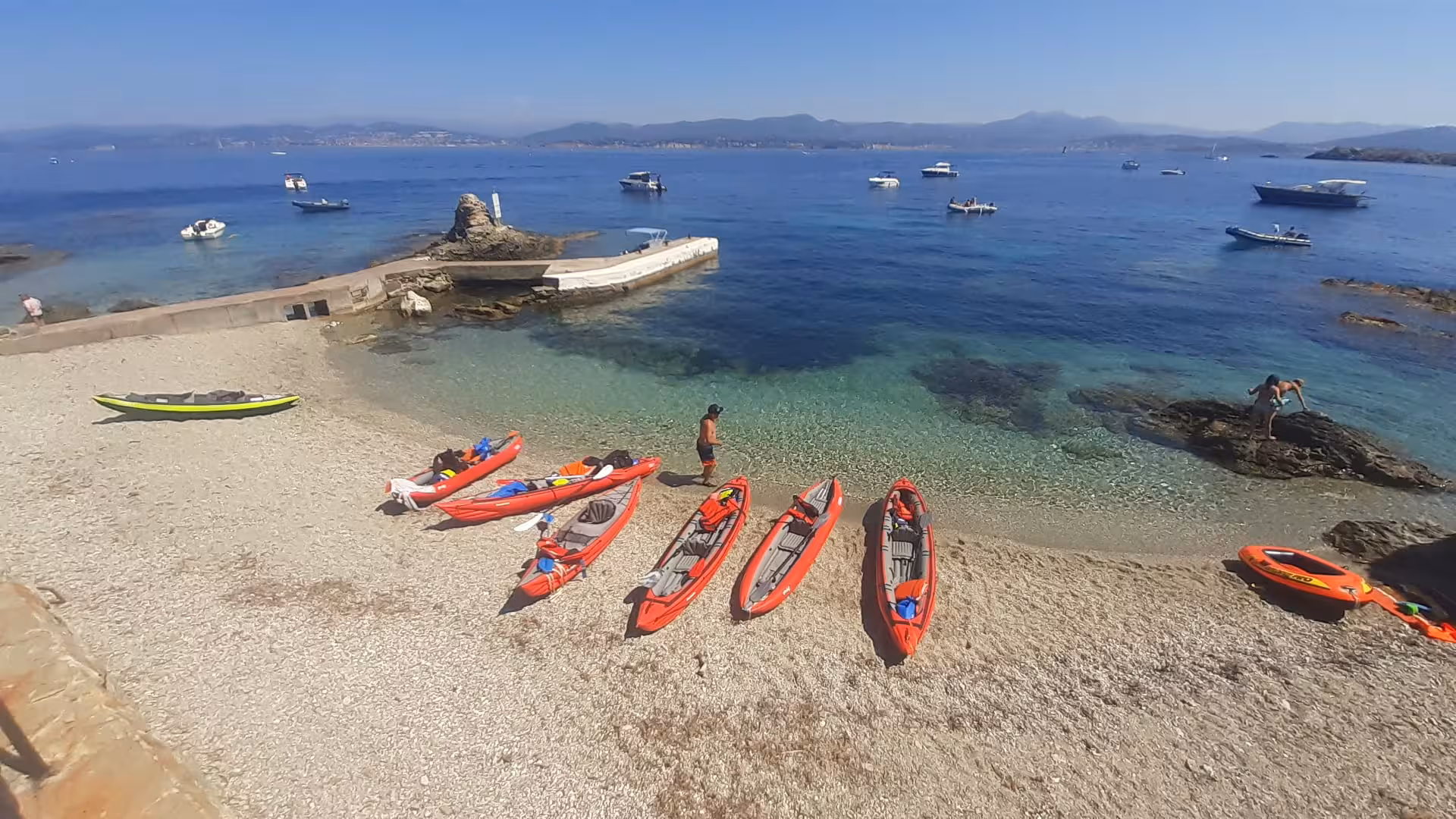 Kayaks de mer alignés sur plage des îles des Embiez face aux bateaux, départ vers Cap Sicié en kayak