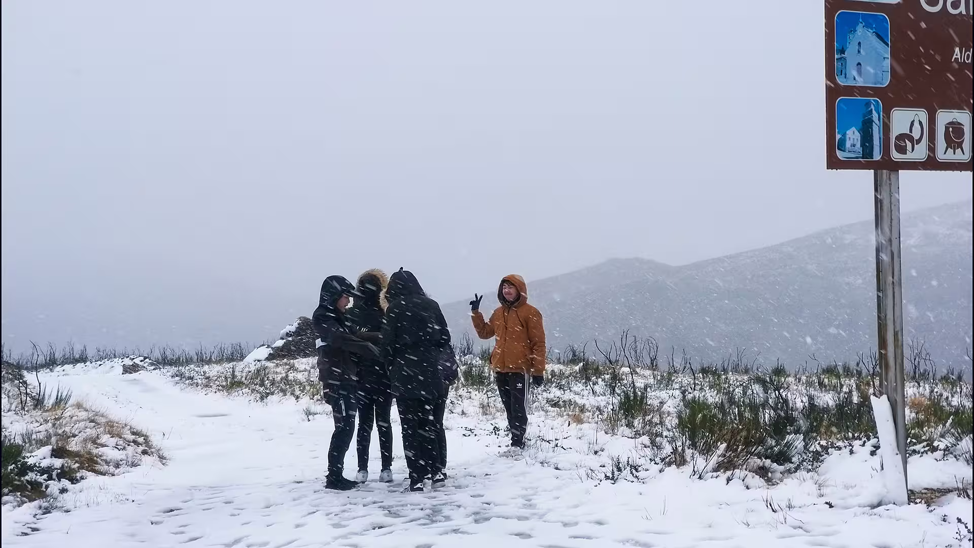 Exploring snowy Serra da Estrela Park with a private tour group, surrounded by winter landscapes and famous Portuguese cheese.