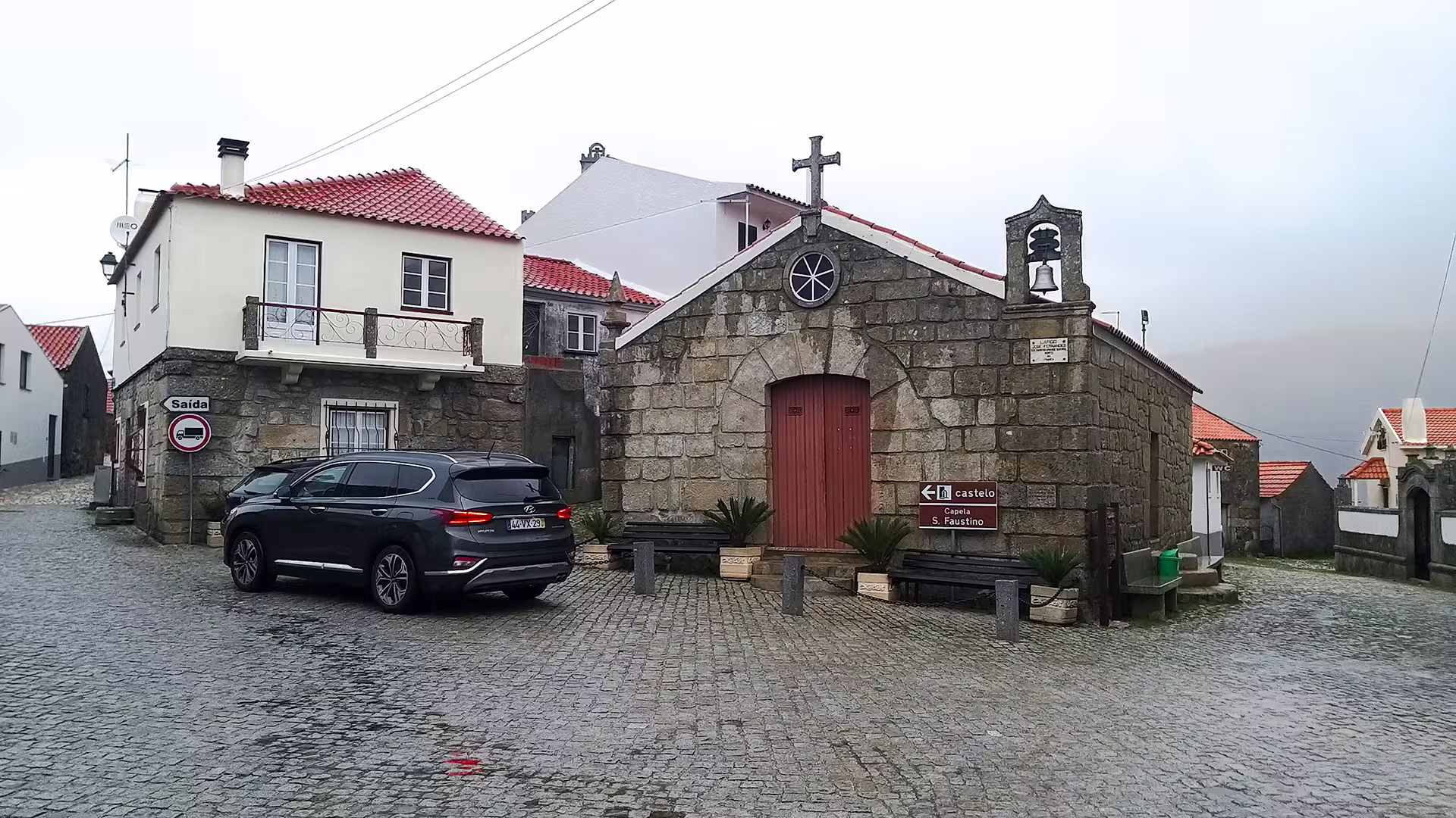 Charming village scene in Serra da Estrela Park featuring traditional stone buildings, perfect for exploring on a private tour.