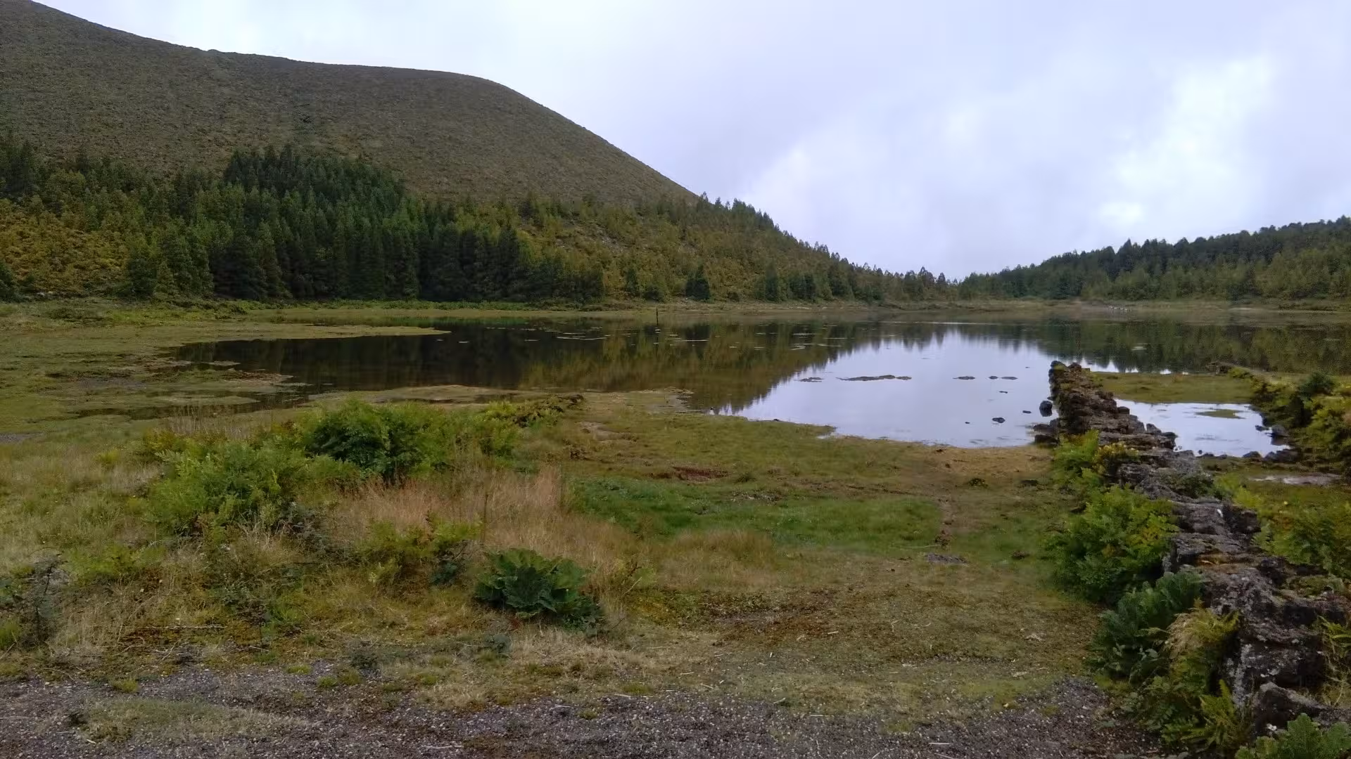 Scenic lake and forest panorama on the Seven Cities half-day walking tour in Sete Cidades, São Miguel