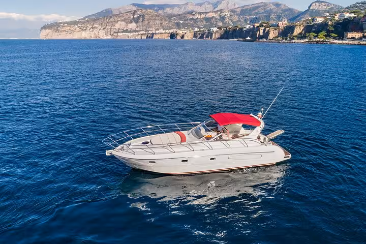 Luxurious Shamal 40 yacht cruising the scenic waters of Capri and Positano from Sorrento, ideal for a private tour.
