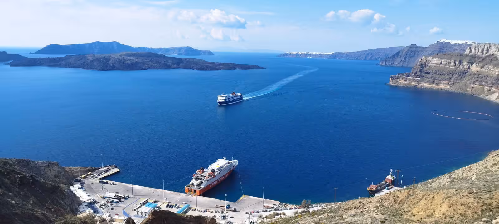 Shared transfer service SUV with Santorini Oia caldera view, reliable hotel pickup and drop-off in Greece