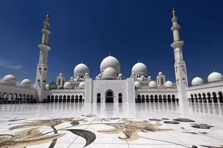 Breathtaking view of the majestic Sheikh Zayed Grand Mosque, a must-see stop on the Abu Dhabi 4x4 tour itinerary.