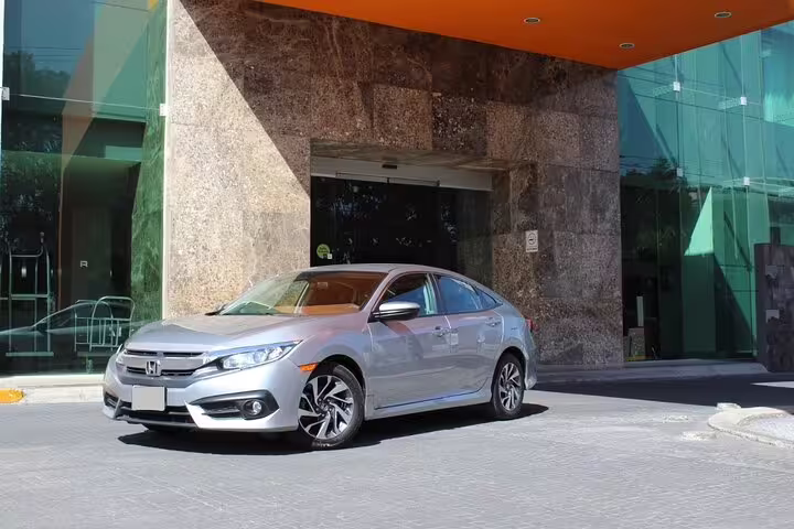 Silver Honda Civic sedan for comfortable private transfer from Mecca to Jeddah Airport JED