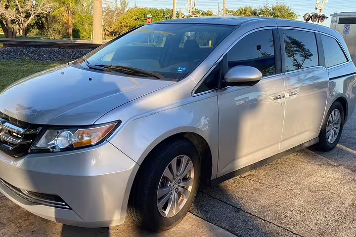 Silver Honda Odyssey minivan ready for a private Managua Airport to Managua City round trip transfer