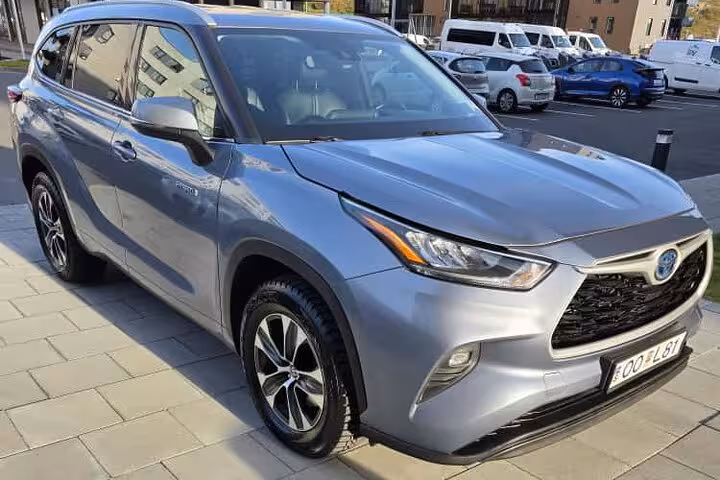 Silver Toyota Highlander Hybrid SUV used for private guided tours from Reykjavik