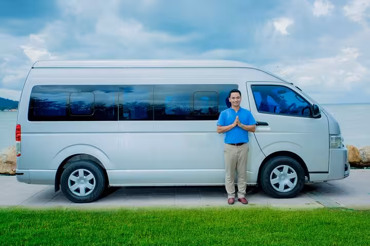 Private Singapore airport transfer van with friendly driver, ideal for Changi Airport pickup and drop-off