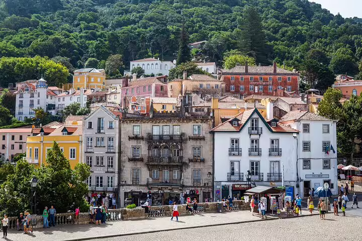 Colorful hillside view of Sintra's charming architecture, ideal for a private tour including Palace Regaleira tickets.