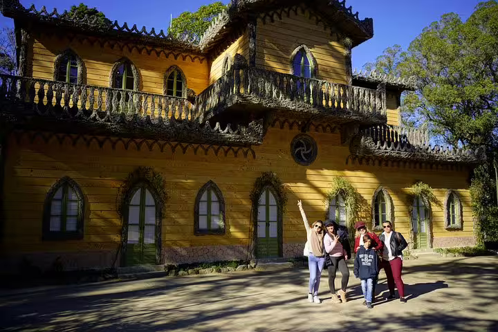 Group of tourists enjoying a sunny day in front of the picturesque Chalet da Condessa d’Edla during a Sintra private tour.