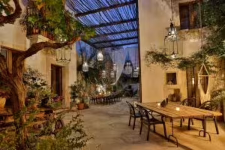 Evening dining courtyard in Ortigia, Siracusa with lanterns and rustic tables on the HD Best of Siracusa tour