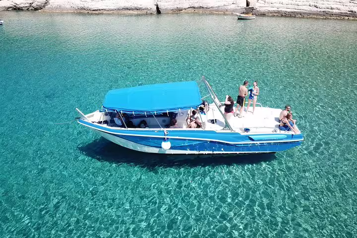Speedboat with guests in crystal-clear Adriatic water on the scheduled Blue Cave & 5 Islands tour