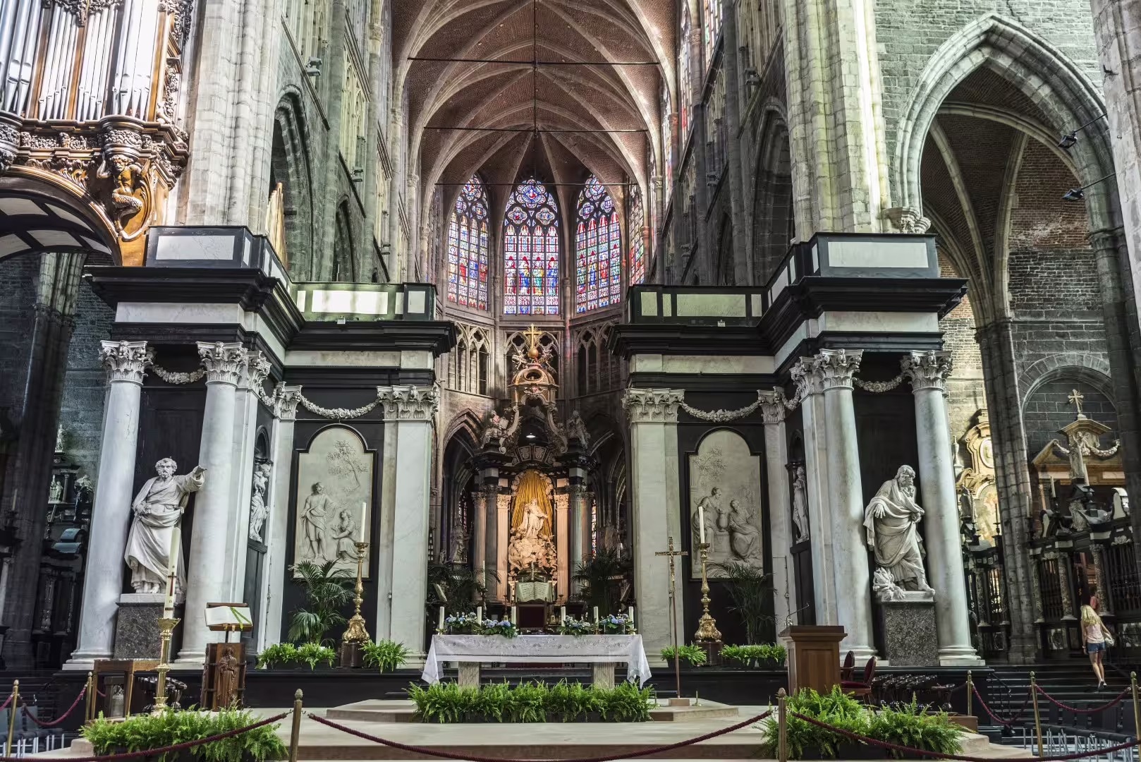 St Bavo’s Cathedral interior in Ghent with stained glass, highlight of a 1-day walking tour audioguide