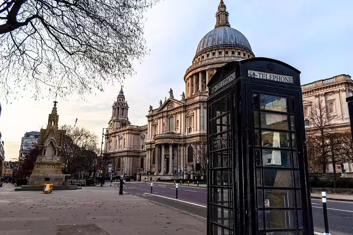 St Paul’s Cathedral and iconic London telephone box on a half-day London sightseeing tour with a local guide