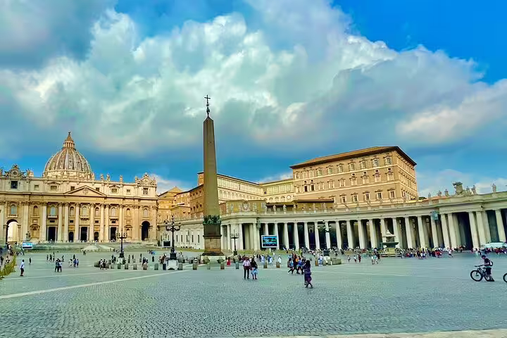 Visitors exploring St Peter’s Square and Vatican obelisk, included in Colosseum and Vatican Museums fast-track guided tour