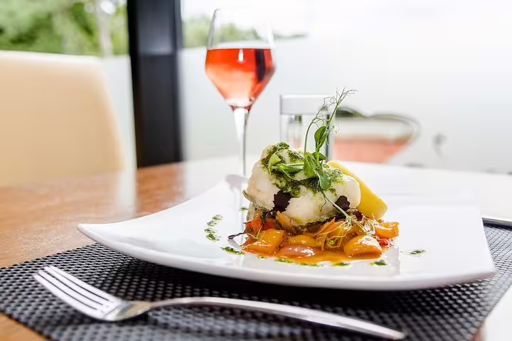 Gourmet dish paired with a glass of rosé wine, offering a taste of Stellenbosch, Paarl & Franschhoek's culinary delights.