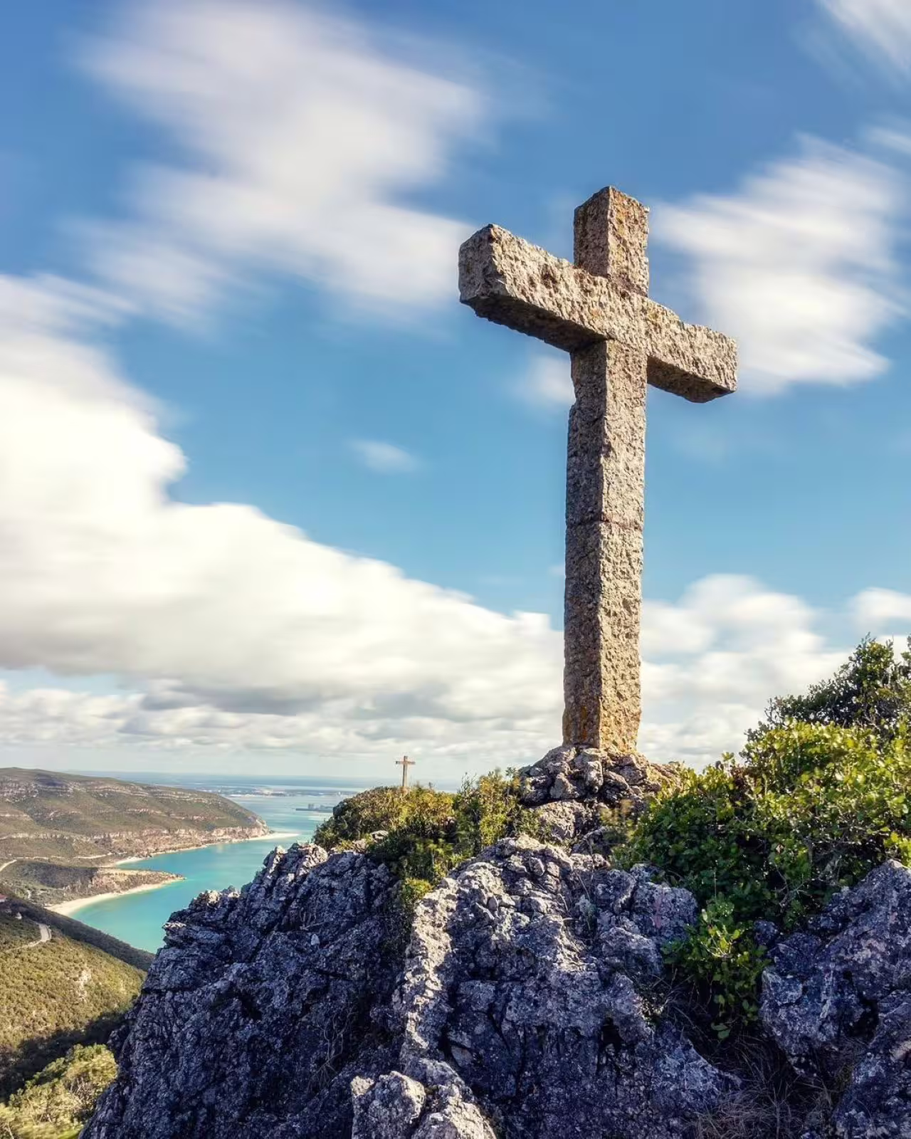 Majestic stone cross overlooking the stunning landscapes of Arrábida, ideal for tourist stops en route to the Algarve.