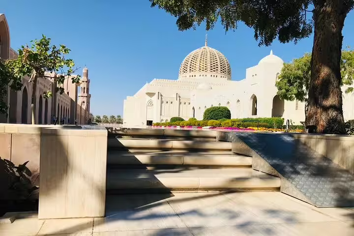Explore the stunning architecture of Sultan Qaboos Grand Mosque in Muscat on a 4-day Oman private tour.