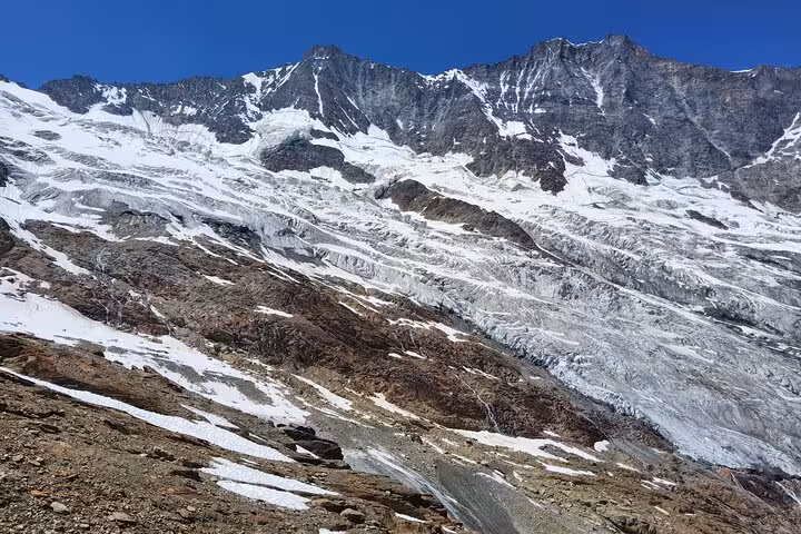 Glacier-covered Swiss Alps ridge on the 4-day Swiss Magic trekking tour, dramatic high-altitude panorama