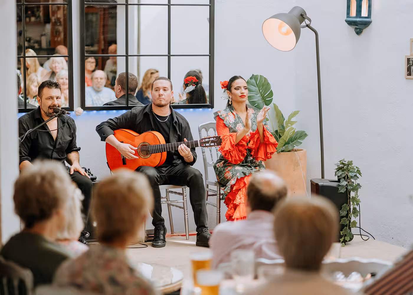 Tablao flamenco íntimo en Córdoba con cantaor, guitarrista y bailaora, experiencia Encantos Locales con música en vivo
