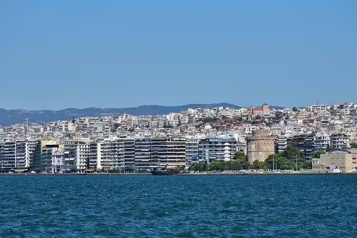 Thessaloniki waterfront skyline with the White Tower, starting point for a private day tour to Halkidiki beaches