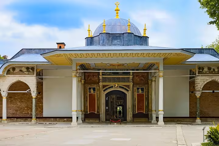 Ornate Topkapi Palace entrance pavilion in Istanbul, key stop on the half-day history and culture tour