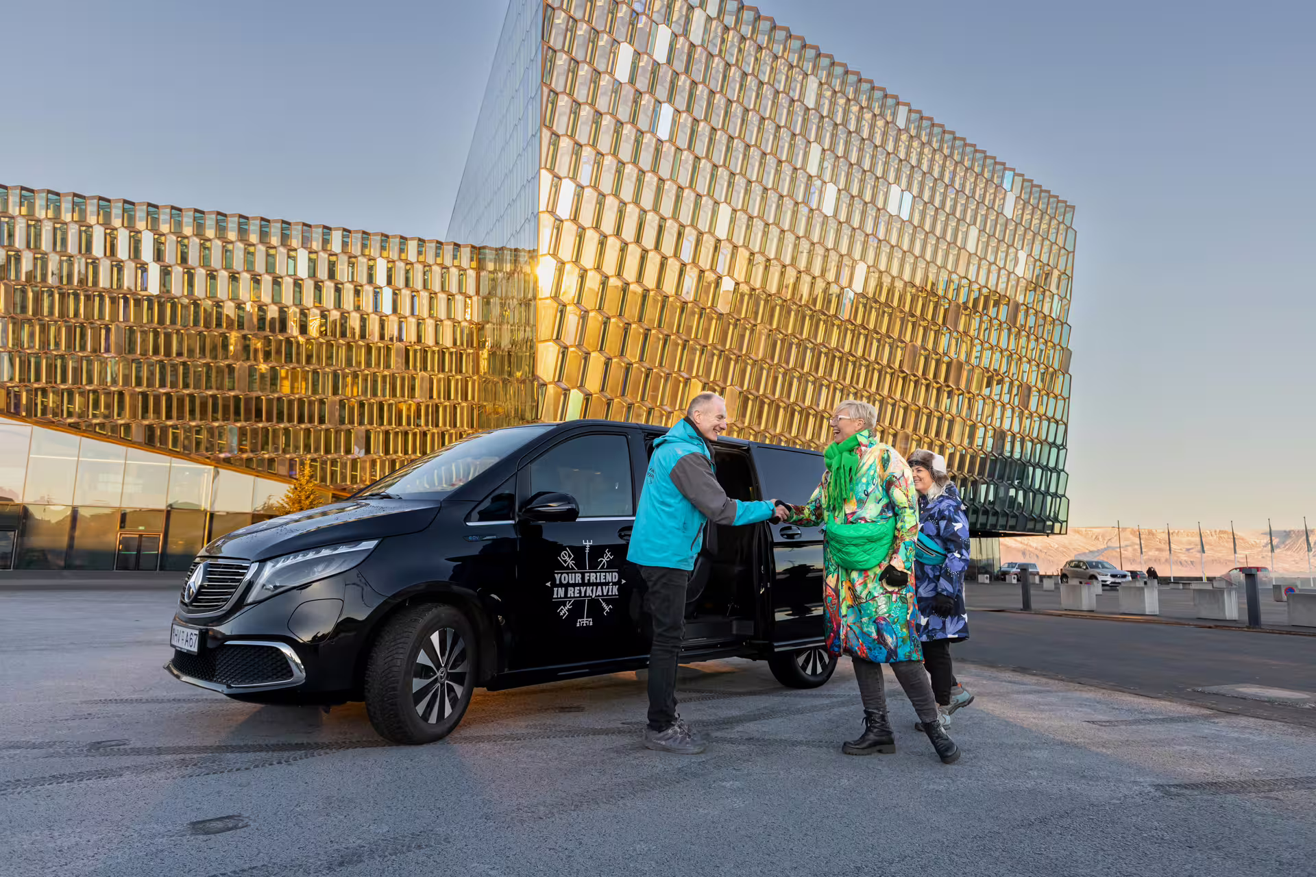 Travellers greeting a Guide from Your Friend in Reykjavik