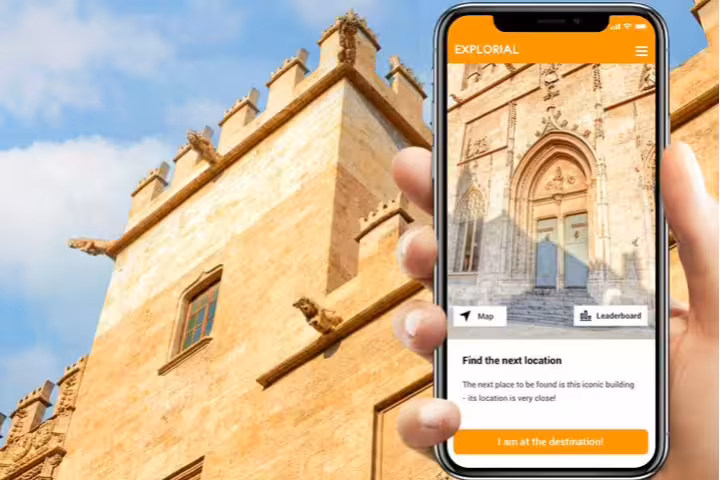 Mobile app guiding players to a Valencia historic monument on the Valencia Monumental Scavenger Hunt route