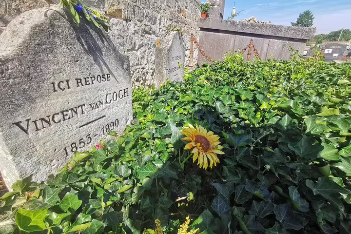 Vincent van Gogh grave in Auvers-sur-Oise cemetery, key stop on a private Giverny and Auvers tour