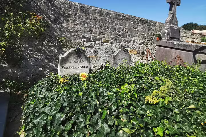Auvers-sur-Oise cemetery view of Vincent and Theo van Gogh graves, highlight of Giverny private day tour
