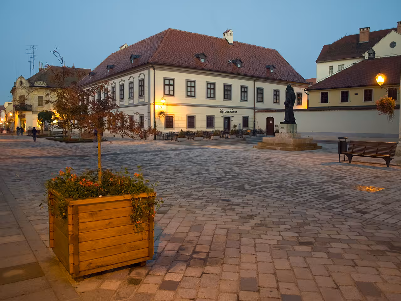 Evening view of Varaždin Old Town square, baroque buildings and statue on Trakošćan Castle & Varaždin tour