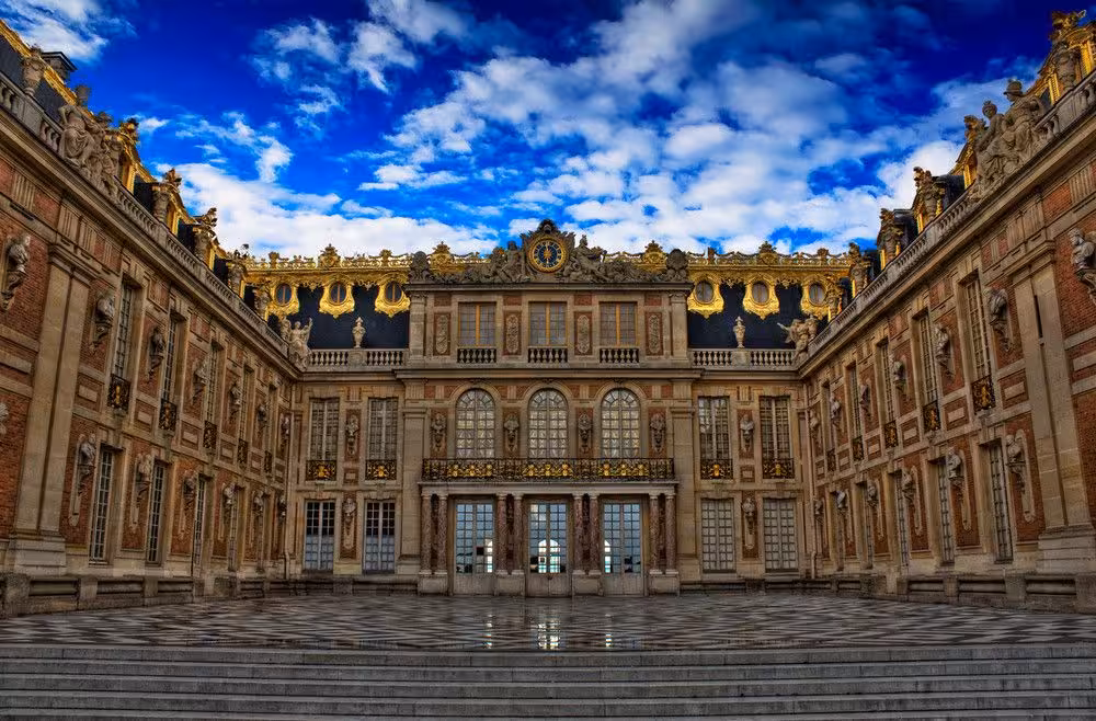 Versailles Palace courtyard facade with gilded details, a highlight of the Versailles Grand Tour