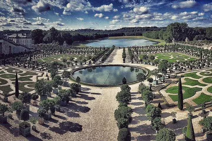 Versailles Palace gardens and Grand Canal view on a private guided day tour from Paris