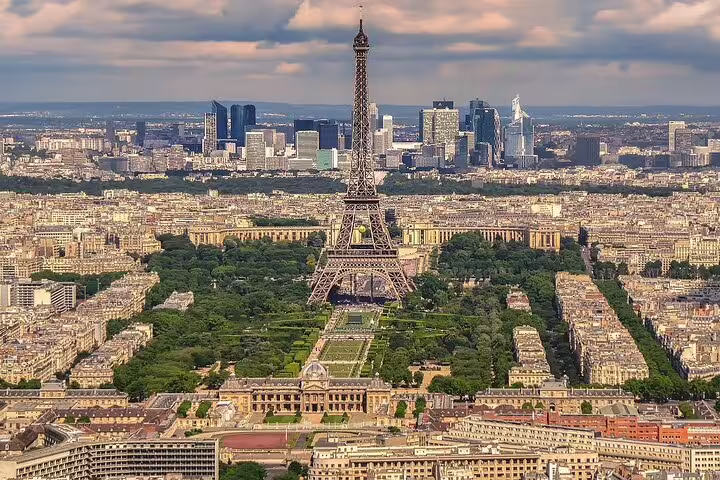 Paris skyline with Eiffel Tower, ideal pickup point for Versailles private two-way transfer from central Paris