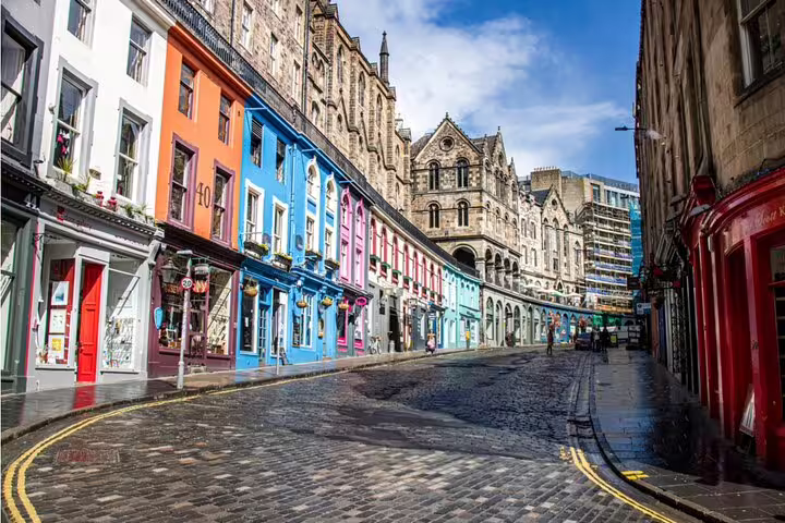 Colorful curved Victoria Street in Edinburgh Old Town with cobblestone road and historic buildings