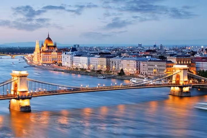 Chain Bridge and Danube at dusk with Budapest Parliament, scenic stop on Vienna to Budapest transfer via Parndorf outlet