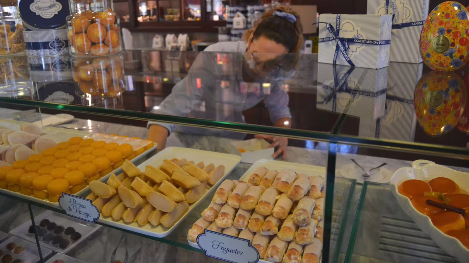 Image of a pastry shop with traditional sweets from Amarante