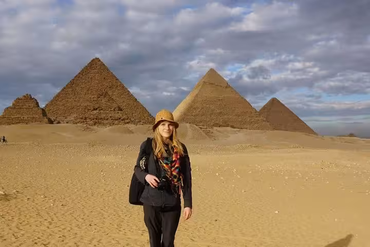 Visitor in the Giza desert with the Pyramids of Giza on a private Cairo day trip from Hurghada Makadi Bay