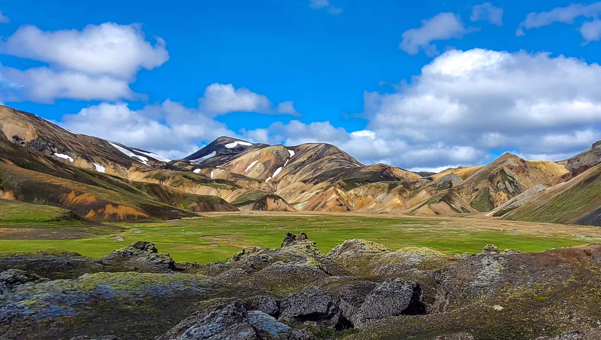 Vondugil is accessible when hiking Laugahraun 4,5 km circle in Landmannalaugar
