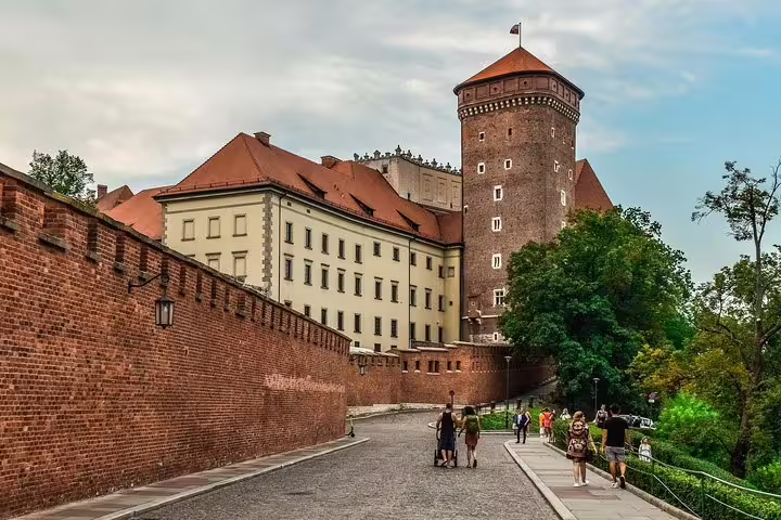 Wawel Castle and brick ramparts in Krakow, key highlight on a private half-day sightseeing tour with guide