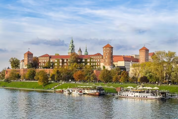 Wawel Castle skyline over the Vistula River, key stop on the e-scavenger hunt Krakow self-guided tour