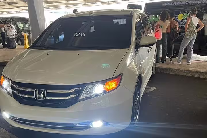 White Honda minivan ready for private transfer from Kai Tak Cruise Terminal to Hong Kong city destinations