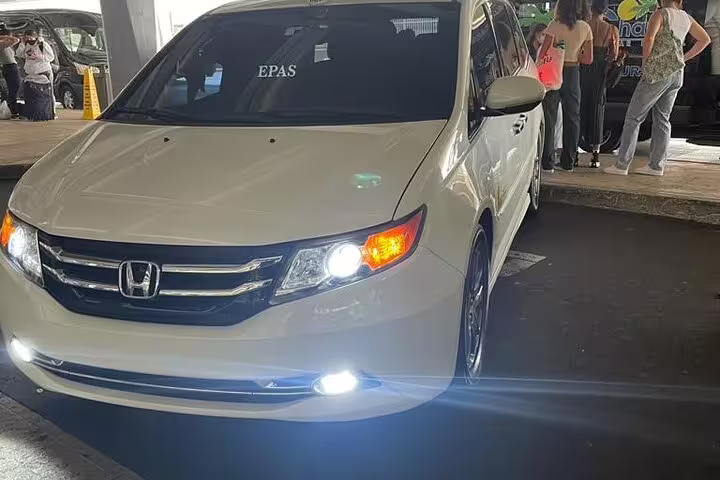 White Honda Odyssey minivan ready for private transfer from Dubai hotel to Dubai Airport DXB in comfort