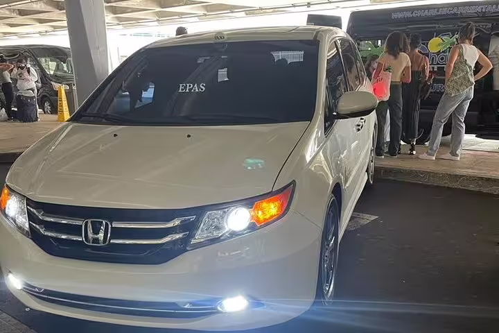 White Honda Odyssey minivan ready for private transfer from Mecca to Jeddah Airport JED departure