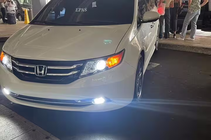 White Honda Odyssey minivan ready for Nassau cruise port private transfer service to Nassau hotels
