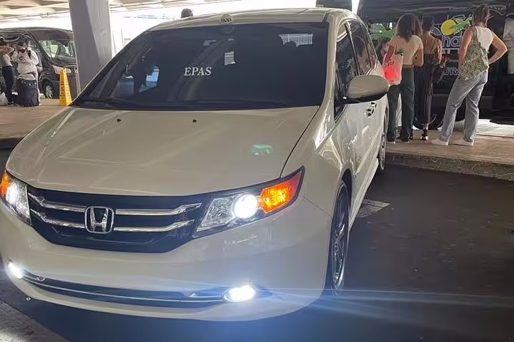 White Honda minivan taxi at airport pickup zone for private transfer from Sabiha Gokcen Airport to Istanbul