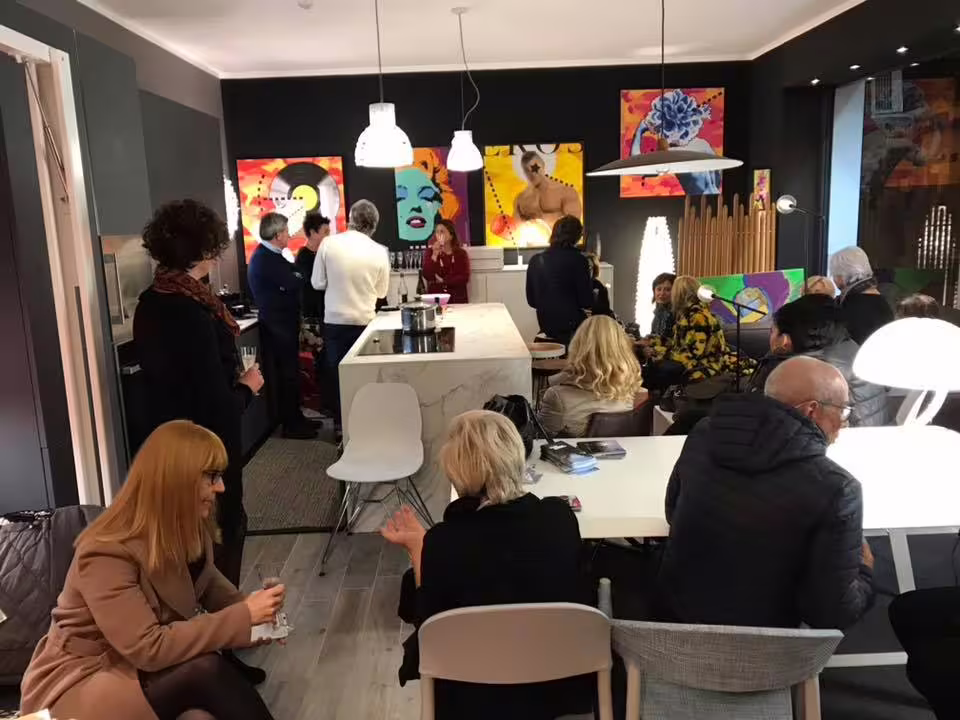 Gruppo in sala degustazione alla cantina Rapino, wine tasting in Abruzzo con assaggi e spiegazione dei vini