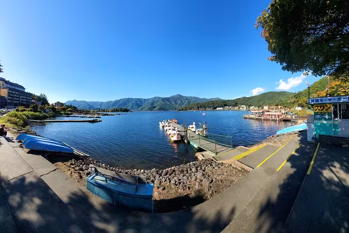 Picturesque lakeside with boats and mountains, ideal starting point for Yokohama Port to Mt. Fuji private tour.